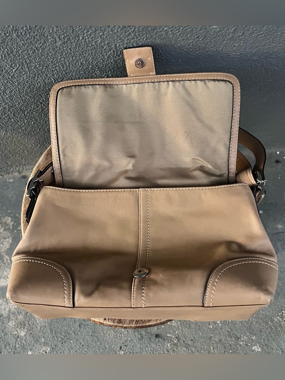 Coach F11196 MEDIUM Vintage Camel Y2K Soho Flap Leather Shoulder Bag - Picture 11 of 13